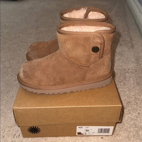 UGG Classic Chestnut Boots - Picture 2 of 5